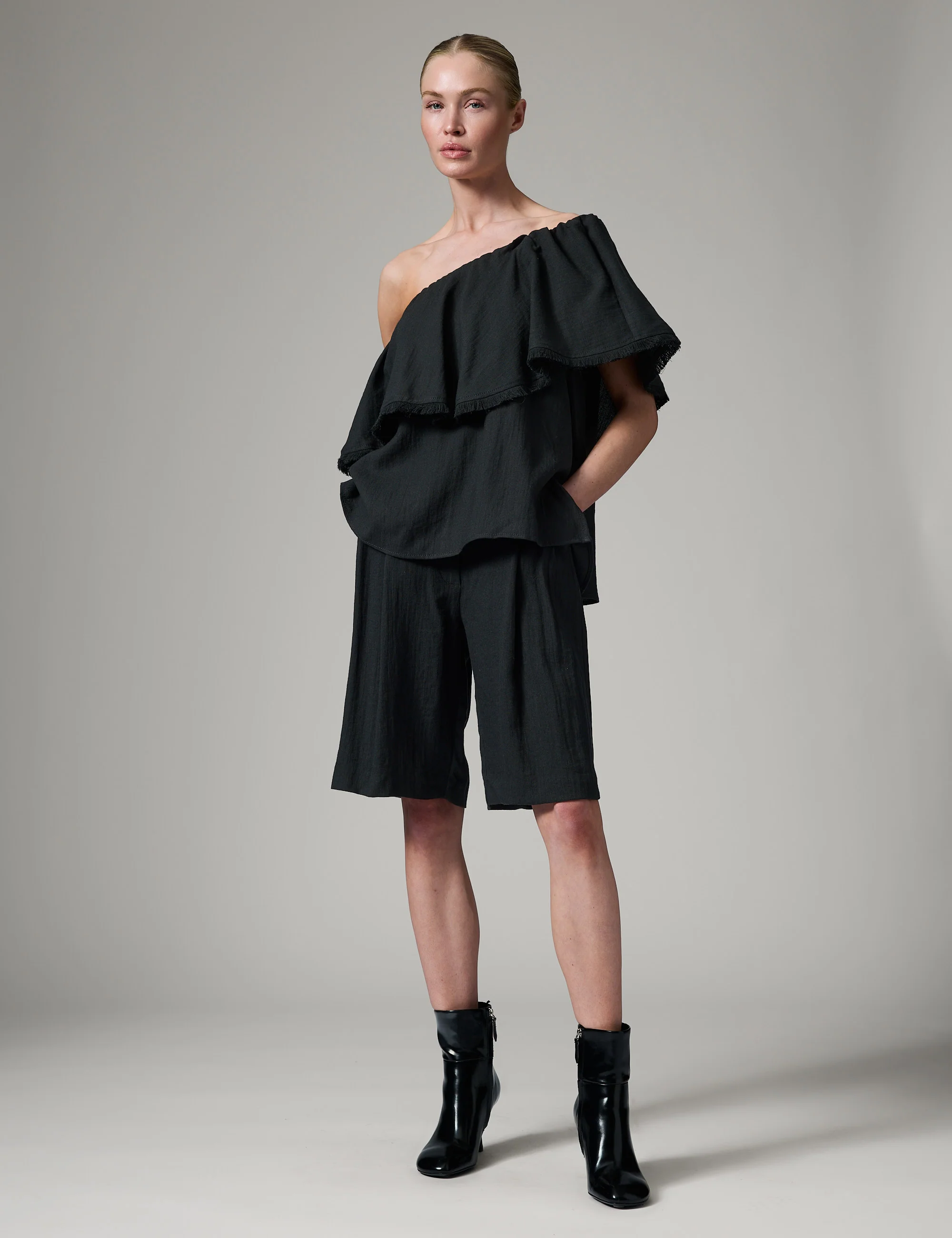Hera - Contrast Linen - Top - Black - Image 3