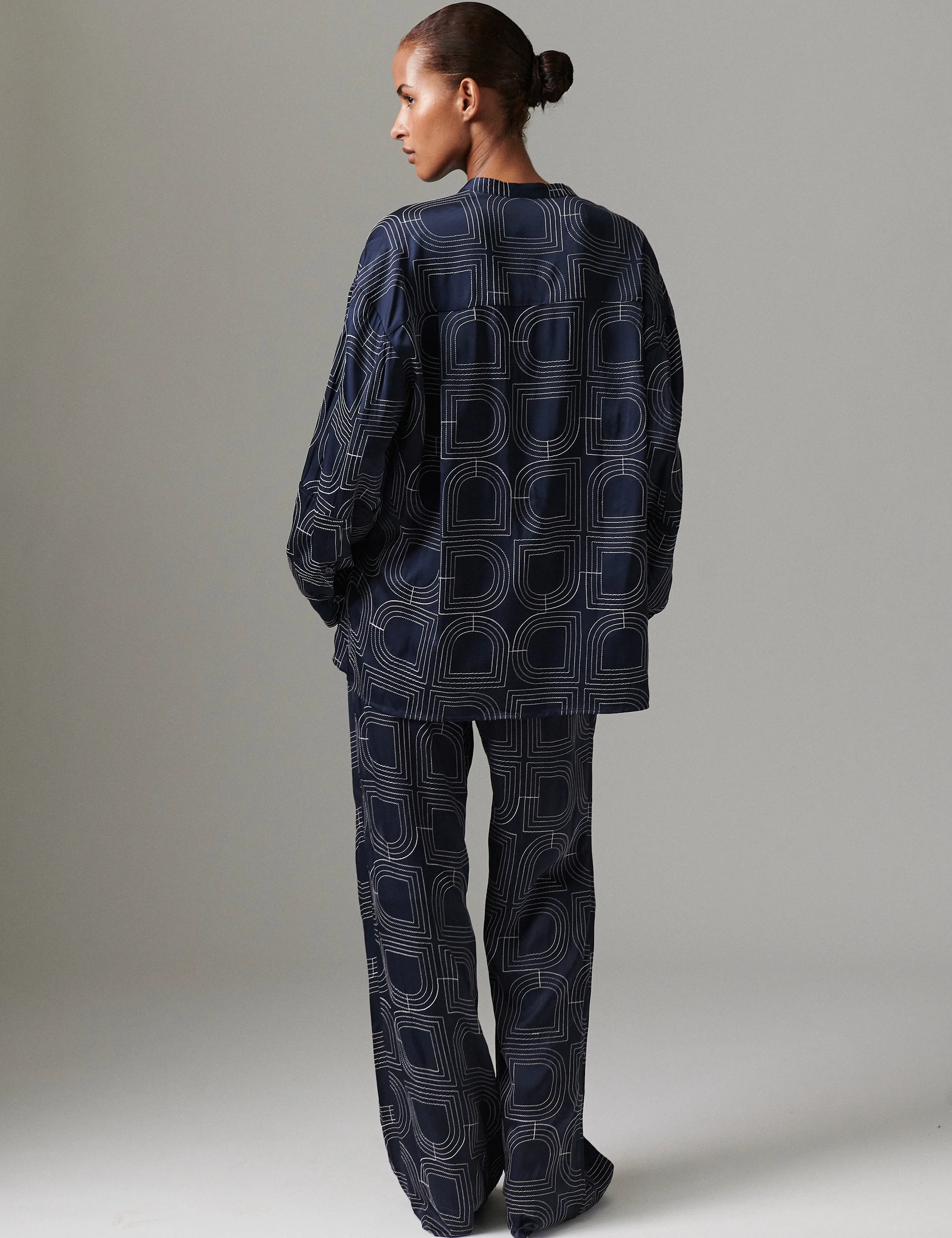 Kerry - Fluid Viscose Stitch - DARK SAPPHIRE. - Image 3
