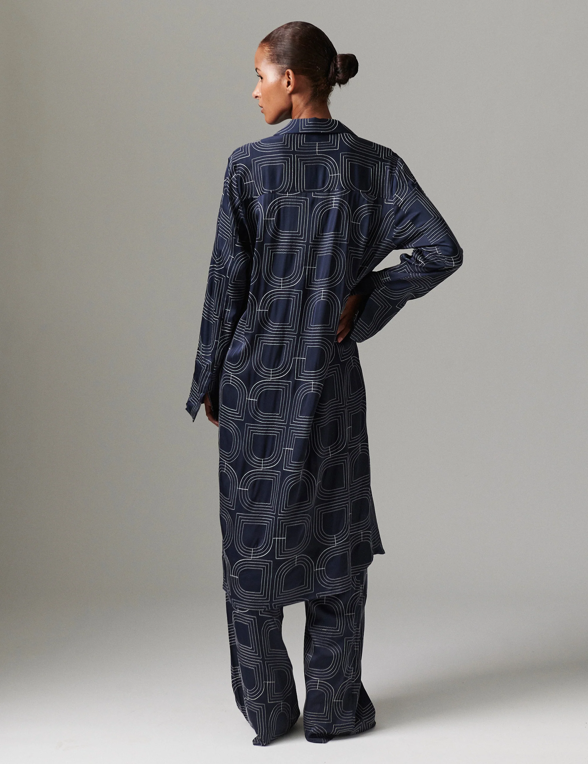 Lissy - Fluid Viscose Stitch - DARK SAPPHIRE. - Image 4
