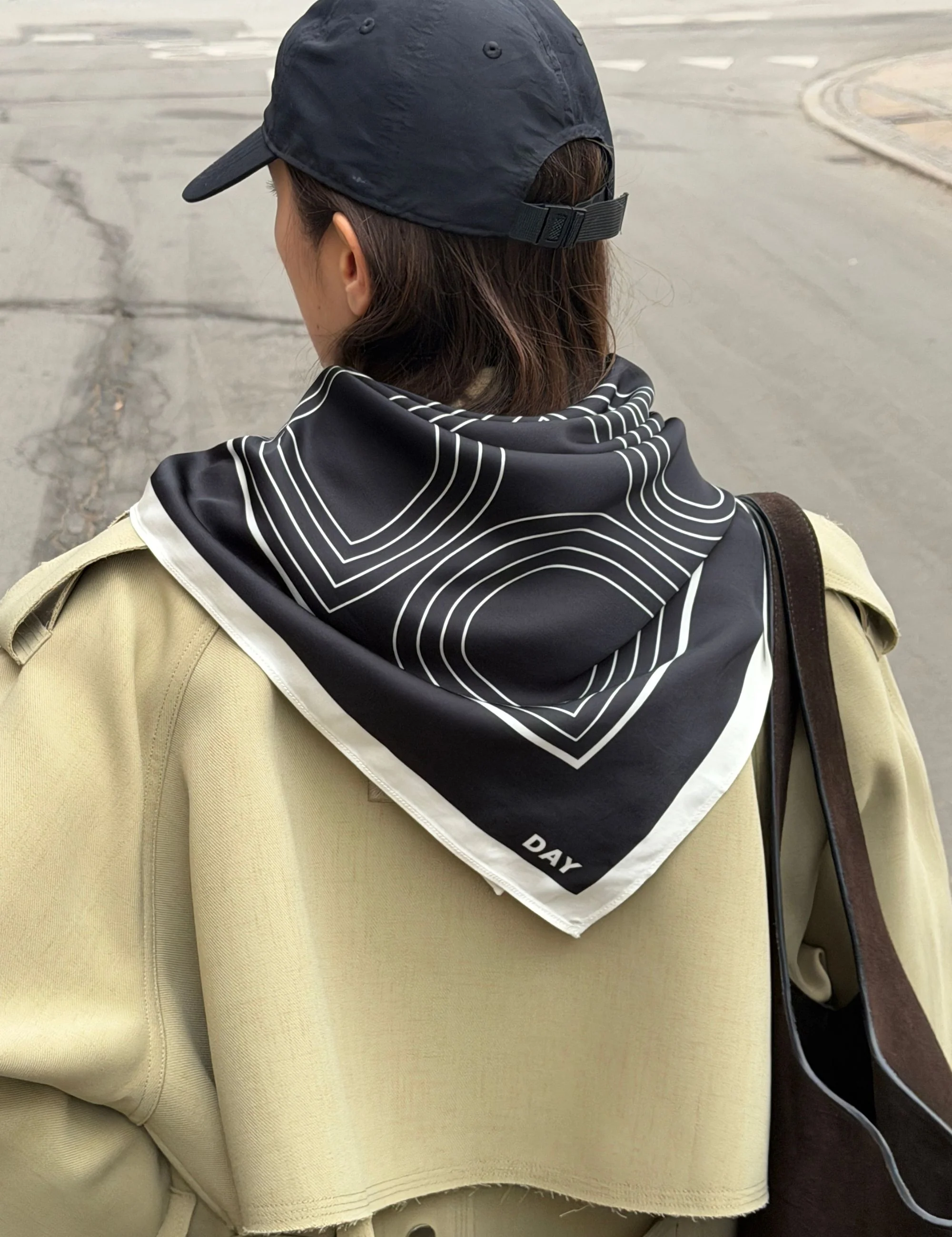Sille Medium - Daily Scarf - Scarf - Black - Image 4